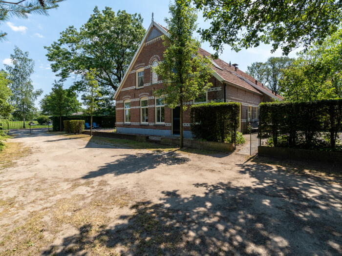 Groepsaccommodatie in Eibergen (Gelderland) voor 16 personen met 6 slaapkamers en 3 badkamers.