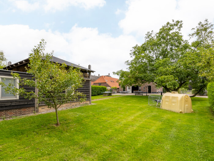 Groepsaccommodatie in Deest (Gelderland) voor 16 personen met 6 slaapkamers en 5 badkamers.