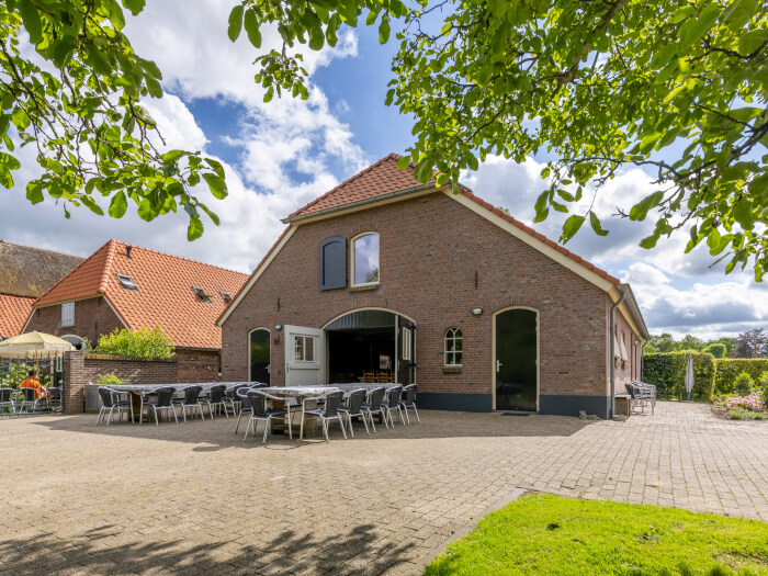 Groepsaccommodatie in Deest (Gelderland) voor 16 personen met 6 slaapkamers en 5 badkamers.