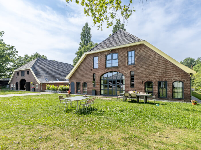 Groepsaccommodatie in Ambt Delden (Overijssel) voor 24 personen met 8 slaapkamers en 4 badkamers.