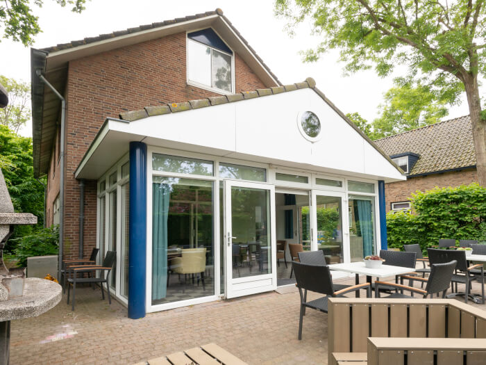 Groepsaccommodatie in Zoutelande (Zeeland) voor 18 personen met 13 slaapkamers en 3 badkamers.