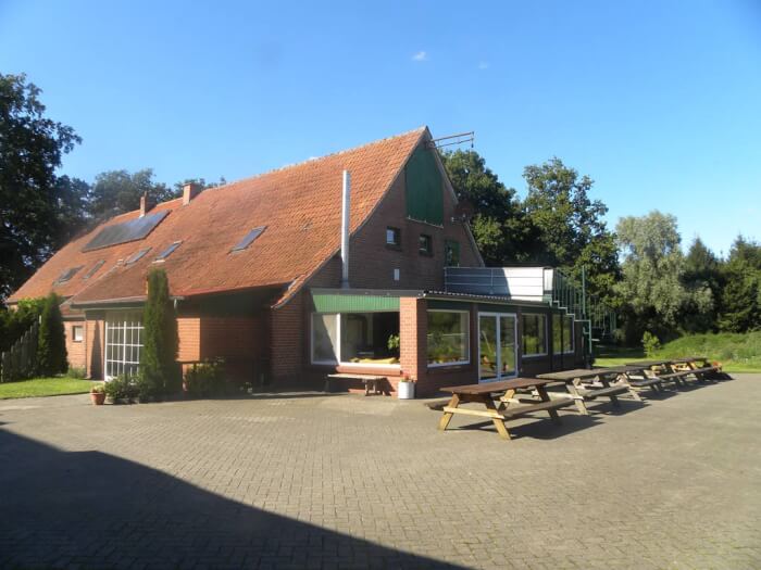 Groepsaccommodatie in Hoogstede (Drenthe) voor 18 personen met 8 slaapkamers en 6 badkamers.