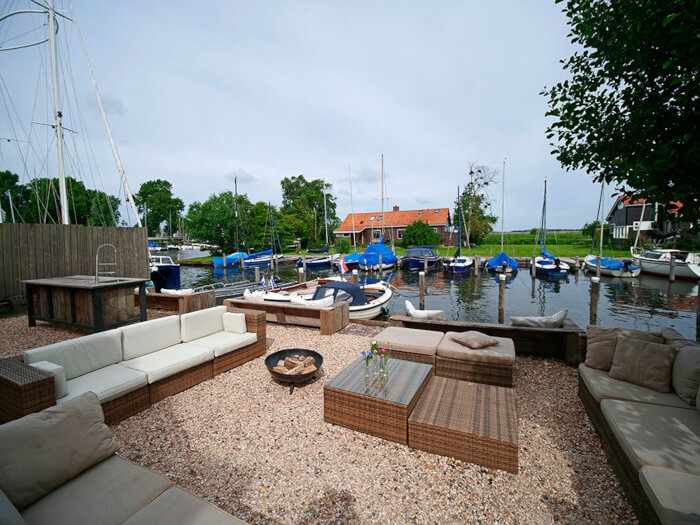 Groepsaccommodatie in Elahuizen (Friesland) voor 35 personen met 16 slaapkamers en 7 badkamers.