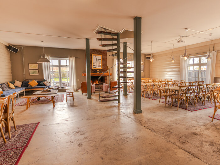 Groepsaccommodatie in Elahuizen (Friesland) voor 35 personen met 16 slaapkamers en 7 badkamers.