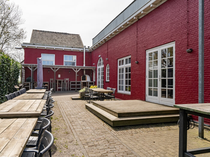 Groepsaccommodatie in Elahuizen (Friesland) voor 35 personen met 16 slaapkamers en 7 badkamers.