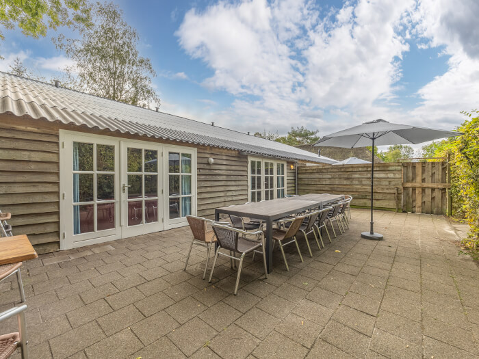 Groepsaccommodatie in Loon op Zand (Noord-Brabant) voor 54 personen met 16 slaapkamers en 8 badkamers.