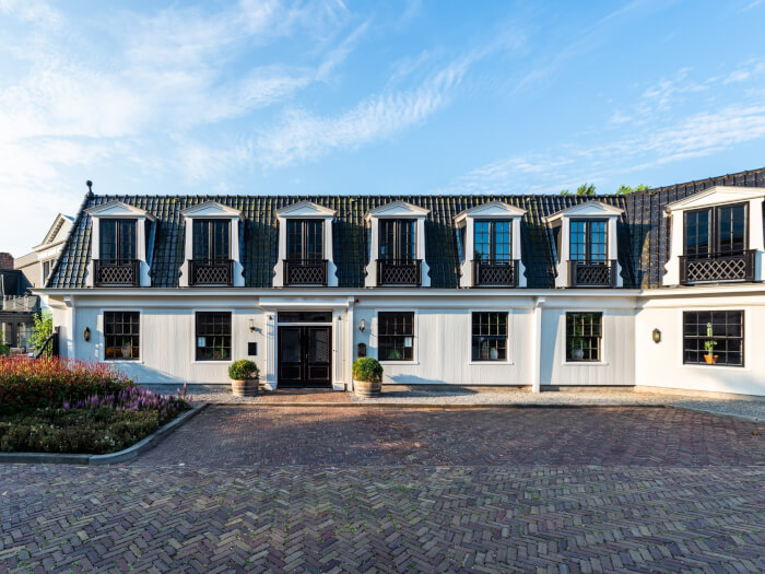 Groepsaccommodatie in Spanbroek (Noord-Holland) voor 28 personen met 10 slaapkamers en 11 badkamers.