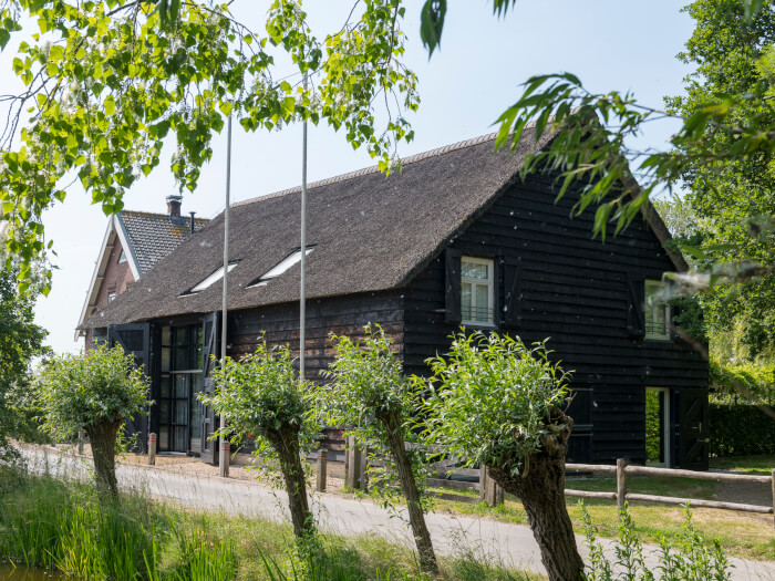 Groepsaccommodatie in Ottoland (Zuid-Holland) voor 20 personen met 4 slaapkamers en 4 badkamers.