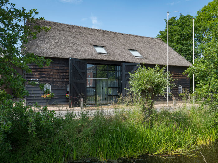 Groepsaccommodatie in Ottoland (Zuid-Holland) voor 20 personen met 4 slaapkamers en 4 badkamers.