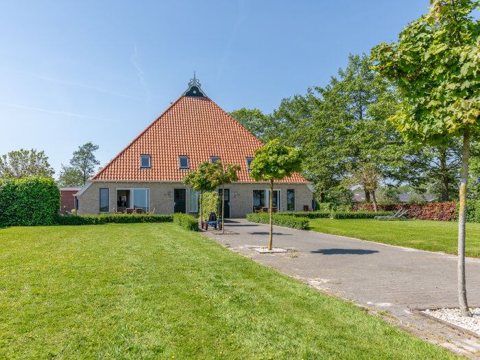 Groepsaccommodatie in Snikzwaag (Friesland) voor 20 personen met 8 slaapkamers en 4 badkamers.