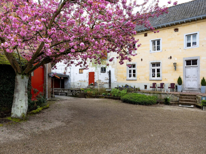 Groepsaccommodatie in Schin op Geul (Limburg) voor 20 personen met 6 slaapkamers en 6 badkamers.