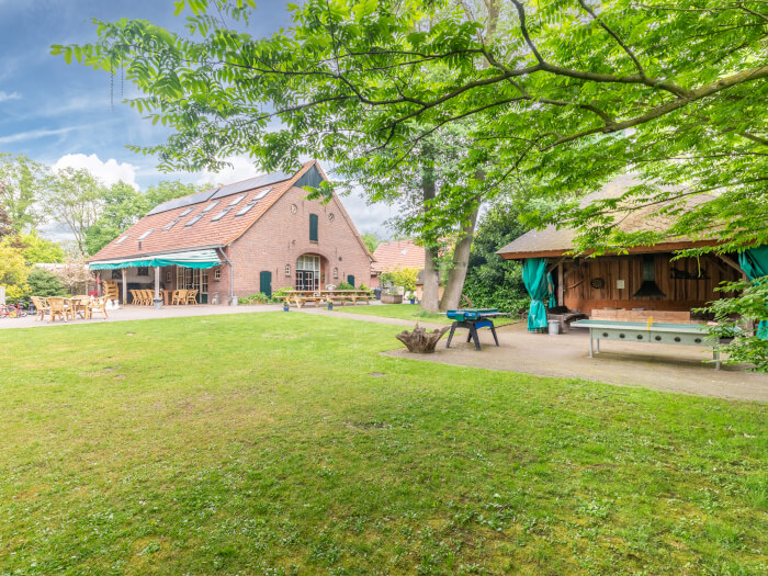 Groepsaccommodatie in Rekken (Gelderland) voor 16 personen met 4 slaapkamers en 4 badkamers.