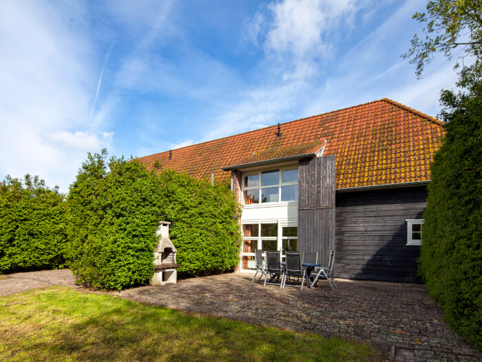 Groepsaccommodatie in Groede (Zeeland) voor 18 personen met 9 slaapkamers en 3 badkamers.