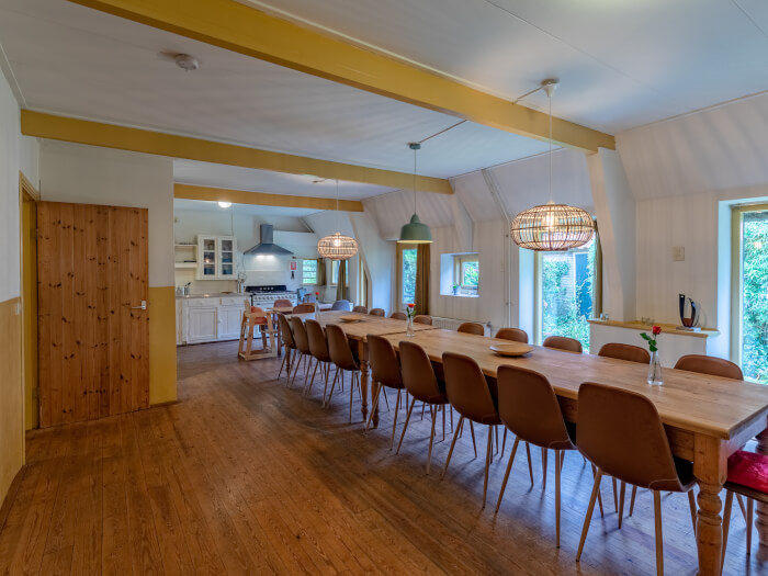 Groepsaccommodatie in Wapse (Drenthe) voor 24 personen met 9 slaapkamers en 5 badkamers.