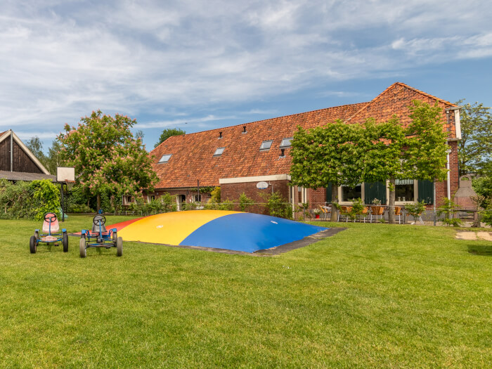 Groepsaccommodatie in Eibergen (Gelderland) voor 38 personen met 17 slaapkamers en 11 badkamers.