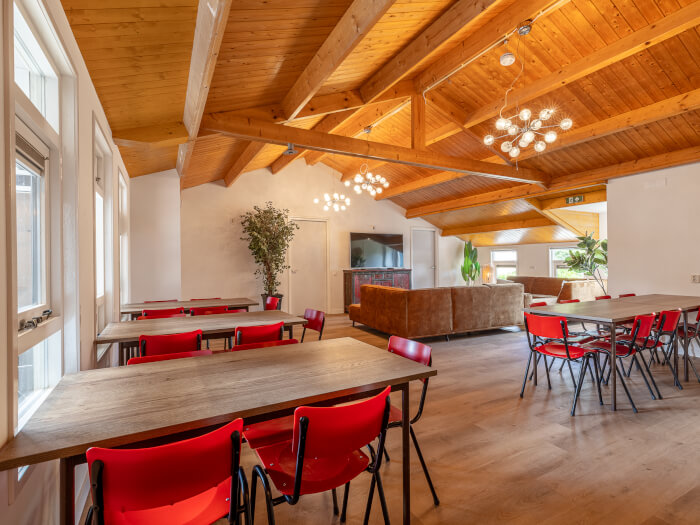 Groepsaccommodatie in Hardenberg (Overijssel) voor 18 personen met 7 slaapkamers en 6 badkamers.