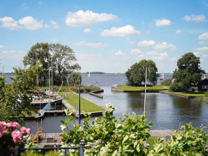 Groepsaccommodatie in Goingarijp (Friesland) voor 18 personen met 7 slaapkamers en 7 badkamers.