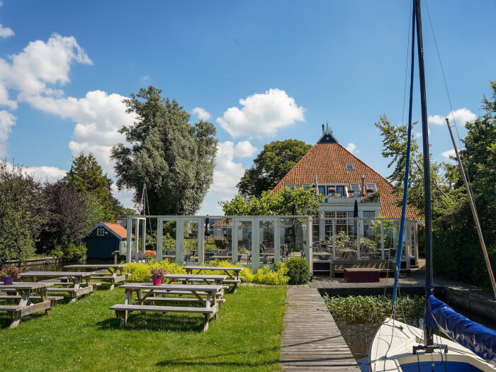 Groepsaccommodatie in Goingarijp (Friesland) voor 18 personen met 7 slaapkamers en 7 badkamers.