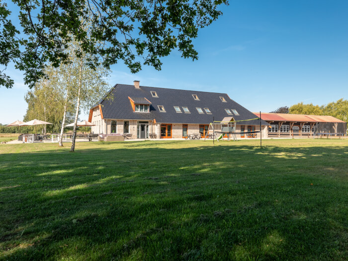 Groepsaccommodatie in Ommen (Overijssel) voor 36 personen met 16 slaapkamers en 11 badkamers.