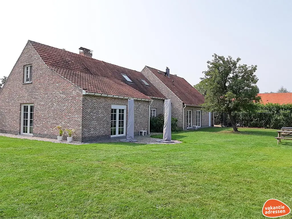 Groepsaccommodatie in Kalmthout (Noord-Brabant) voor 16 personen met 8 slaapkamers en 4 badkamers.