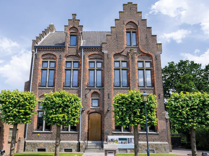 Groepsaccommodatie in Stokkem (Limburg) voor 12 personen met 5 slaapkamers en 5 badkamers.