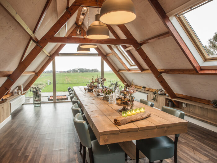 Groepsaccommodatie in Oudesluis (Noord-Holland) voor 26 personen met 11 slaapkamers en 8 badkamers.