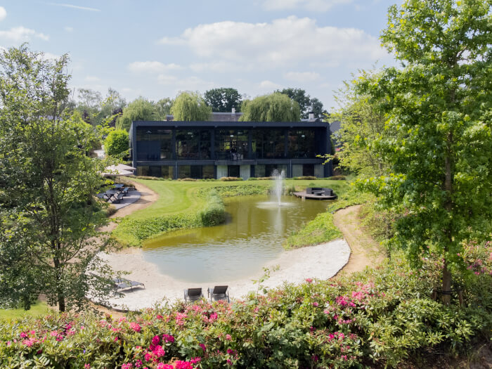 Groepsaccommodatie in Budel (Noord-Brabant) voor 10 personen met 5 slaapkamers en 5 badkamers.