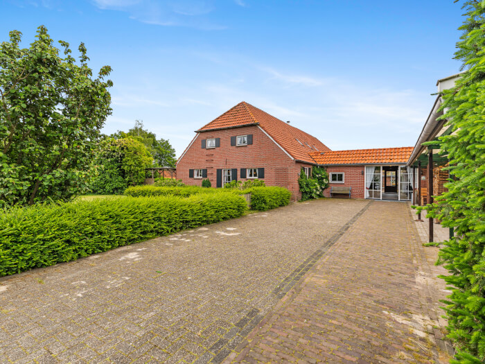 Groepsaccommodatie in Eibergen (Gelderland) voor 16 personen met 6 slaapkamers en 4 badkamers.