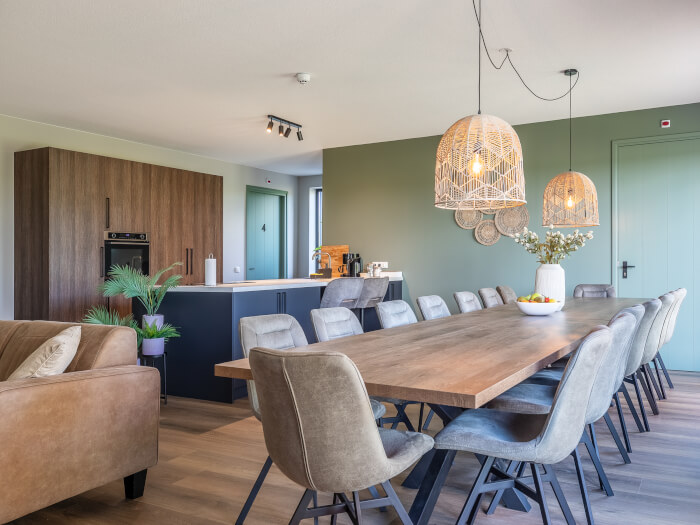 Groepsaccommodatie in Oijen (Noord-Brabant) voor 50 personen met 25 slaapkamers en 15 badkamers.