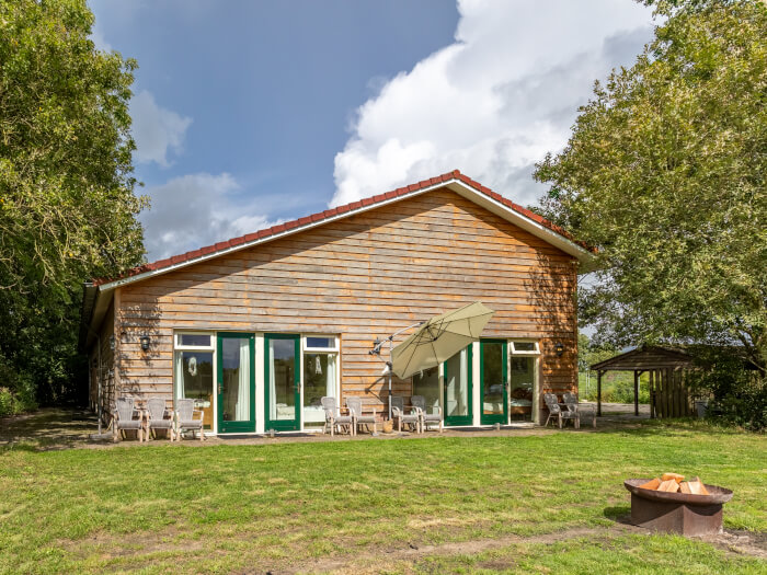 Groepsaccommodatie in Wittelte (Drenthe) voor 25 personen met 11 slaapkamers en 9 badkamers.