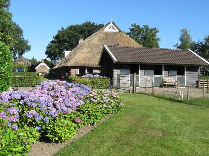 Groepsaccommodatie in Diever (Drenthe) voor 15 personen met 6 slaapkamers en 6 badkamers.