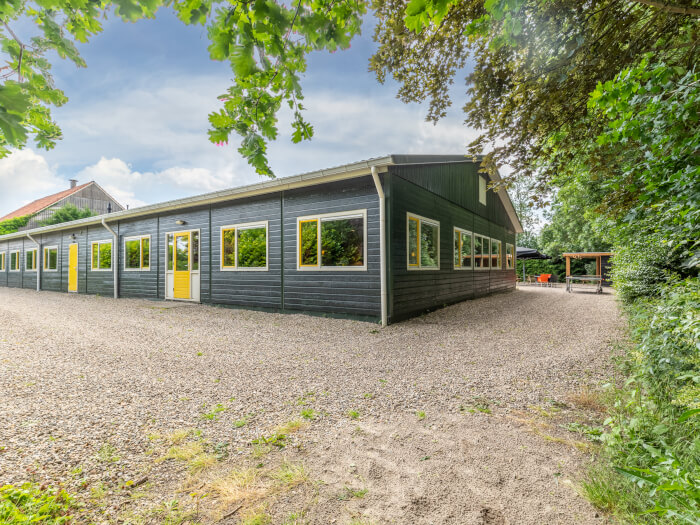 Groepsaccommodatie in Nagele (Flevoland) voor 25 personen met 11 slaapkamers en 8 badkamers.