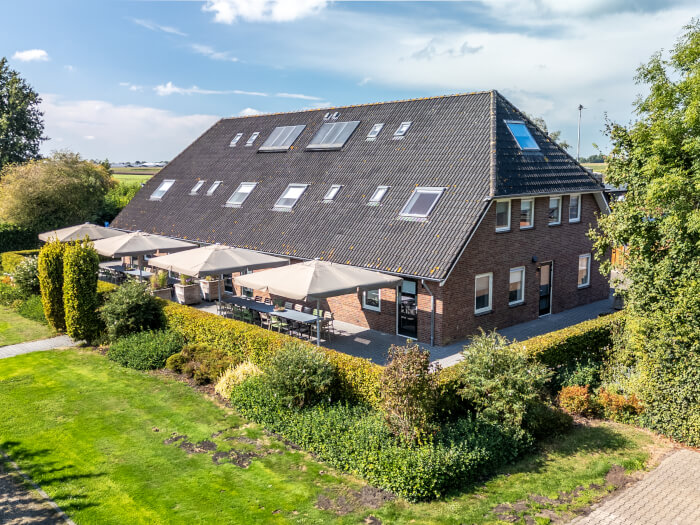 Groepsaccommodatie in Giethoorn (Overijssel) voor 42 personen met 15 slaapkamers en 11 badkamers.