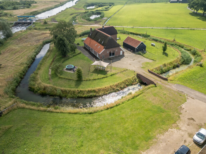 Groepsaccommodatie in Voorst (Oude IJsselstreek) (Gelderland) voor 24 personen met 8 slaapkamers en 4 badkamers.