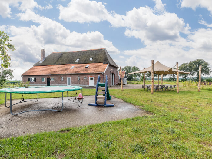 Groepsaccommodatie in Voorst (Oude IJsselstreek) (Gelderland) voor 24 personen met 8 slaapkamers en 4 badkamers.