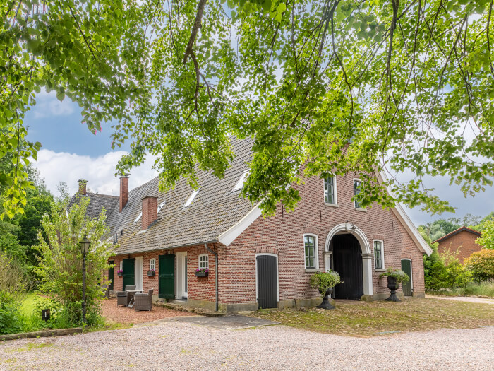 Groepsaccommodatie in Mander (Overijssel) voor 16 personen met 6 slaapkamers en 6 badkamers.