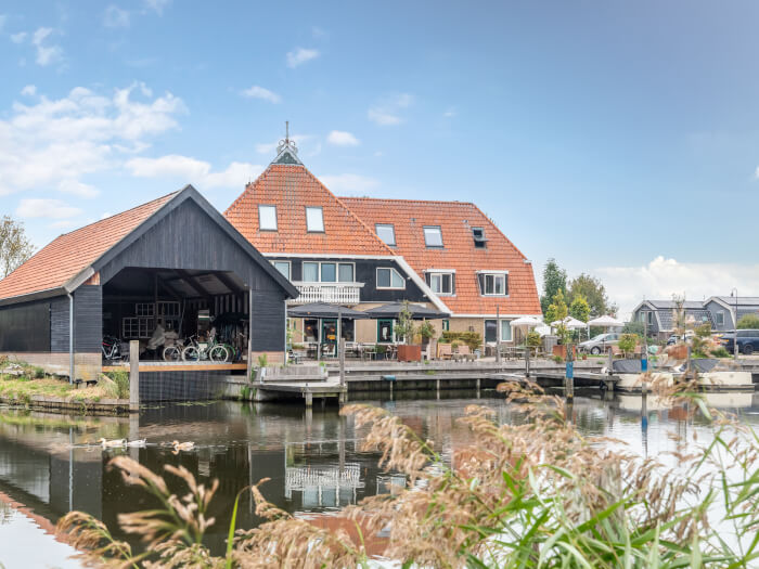 Groepsaccommodatie in Workum (Friesland) voor 24 personen met 12 slaapkamers en 12 badkamers.