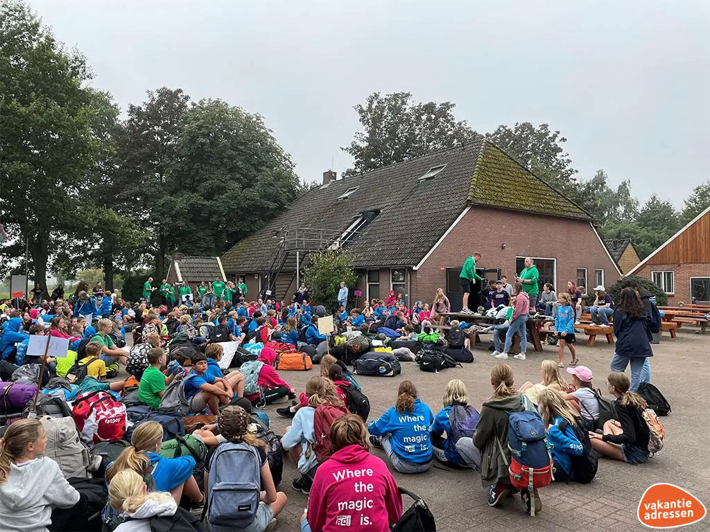 Groepsaccommodatie in Ellertshaar (Drenthe) voor 250 personen met 12 slaapkamers en 26 badkamers.