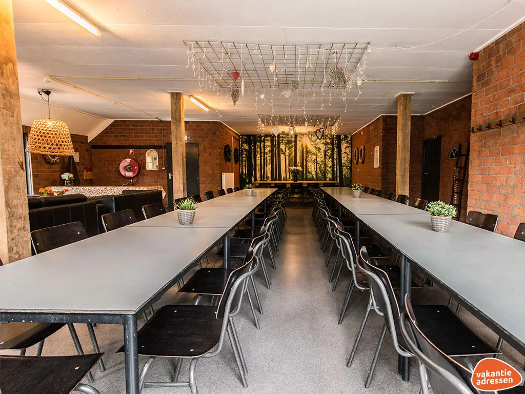 Groepsaccommodatie in Ellertshaar (Drenthe) voor 250 personen met 12 slaapkamers en 26 badkamers.