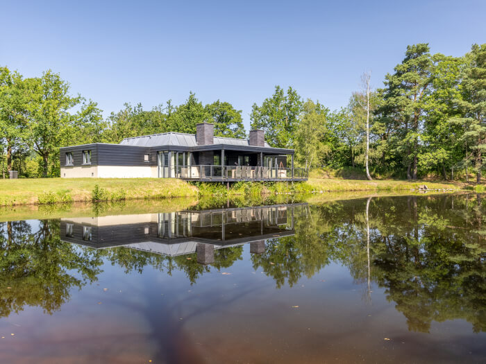 Groepsaccommodatie in Denekamp (Overijssel) voor 24 personen met 12 slaapkamers en 4 badkamers.