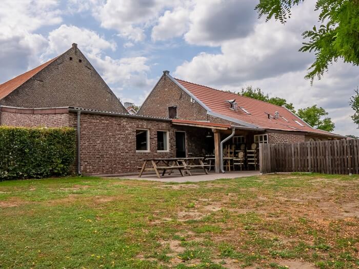 Groepsaccommodatie in Posterholt (Limburg) voor 40 personen met 17 slaapkamers en 9 badkamers.
