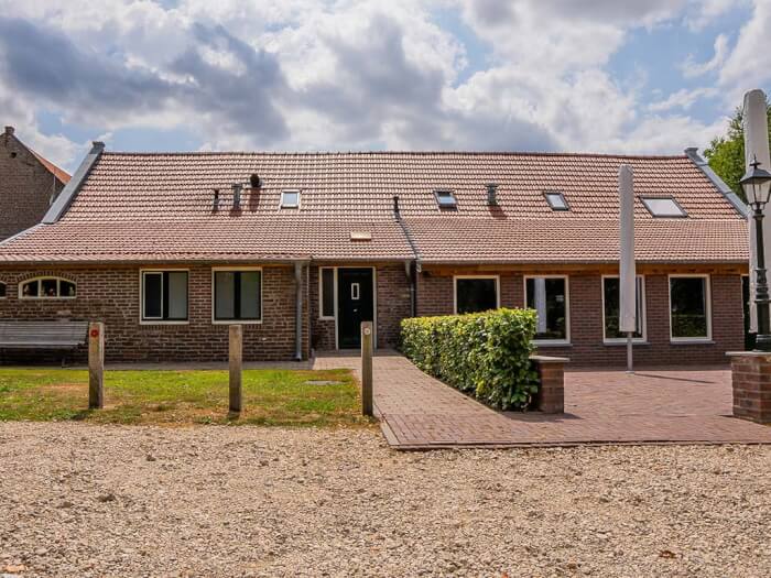 Groepsaccommodatie in Posterholt (Limburg) voor 40 personen met 17 slaapkamers en 9 badkamers.