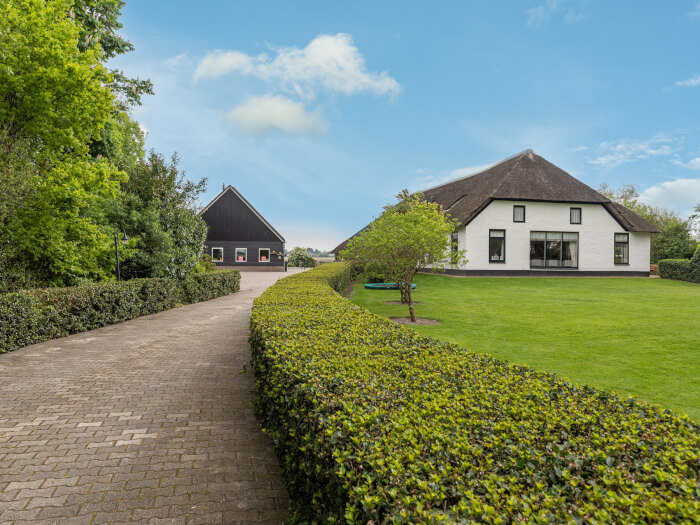 Groepsaccommodatie in Nijeveen (Drenthe) voor 20 personen met 9 slaapkamers en 6 badkamers.