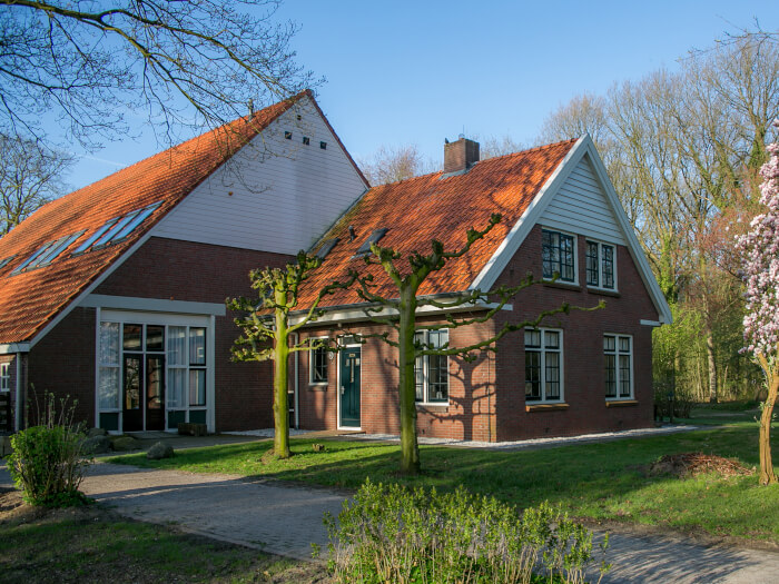 Groepsaccommodatie in Orvelte (Drenthe) voor 40 personen met 11 slaapkamers en 7 badkamers.