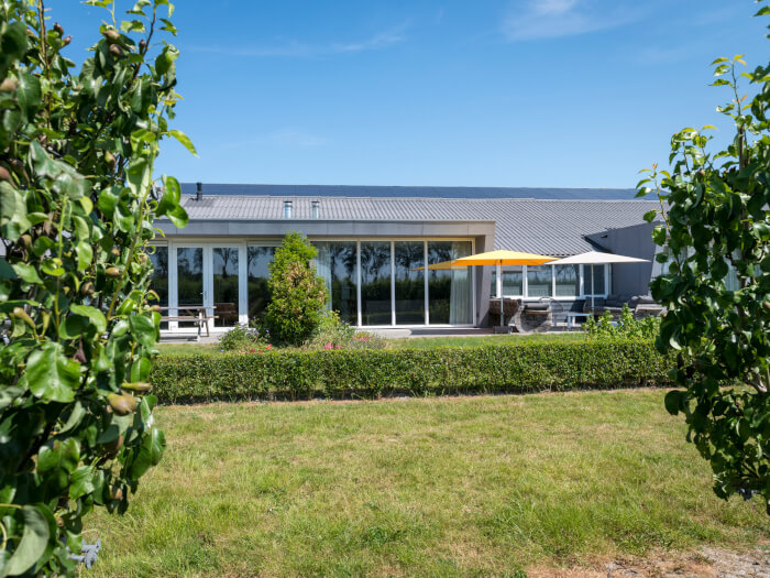 Groepsaccommodatie in Zuidzande (Zeeland) voor 12 personen met 6 slaapkamers en 5 badkamers.