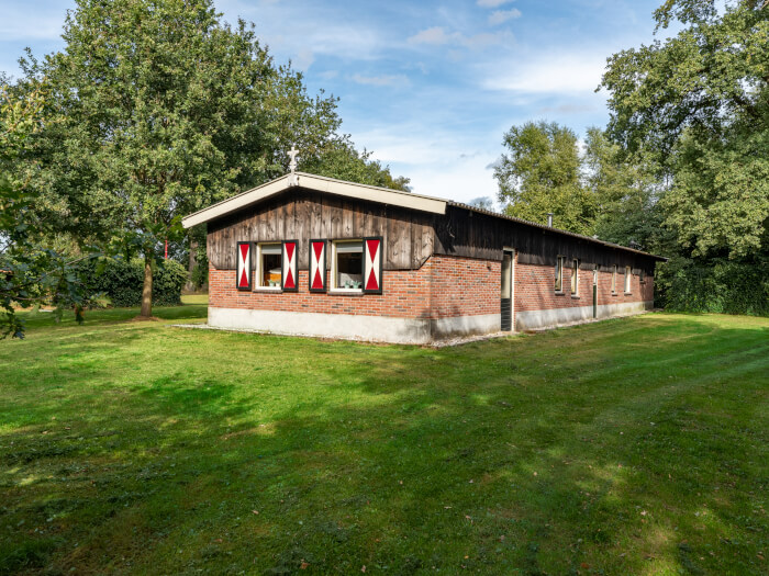 Groepsaccommodatie in Mander (Overijssel) voor 15 personen met 4 slaapkamers en 2 badkamers.