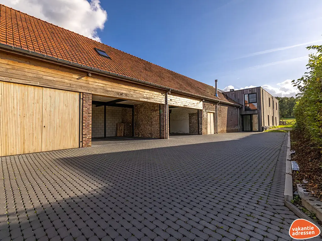 Groepsaccommodatie in Neeroeteren (Limburg) voor 22 personen met 9 slaapkamers en 8 badkamers.