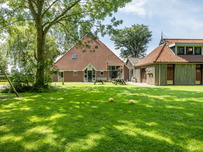 Groepsaccommodatie in Hindeloopen (Friesland) voor 27 personen met 10 slaapkamers en 6 badkamers.