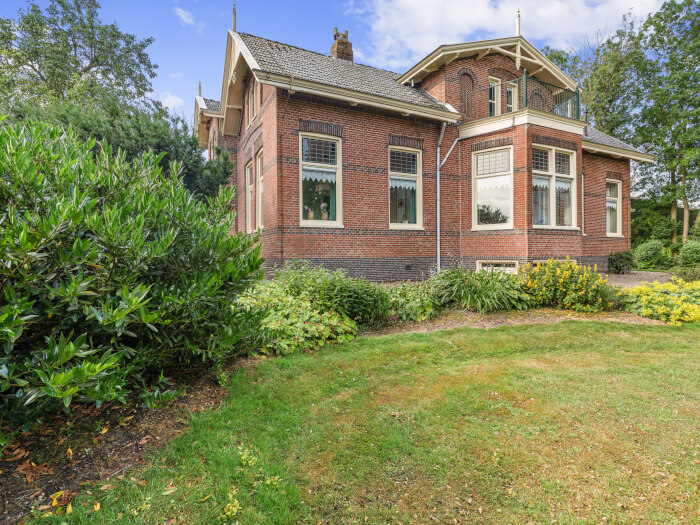 Groepsaccommodatie in Nieuwolda (Groningen) voor 12 personen met 7 slaapkamers en 2 badkamers.