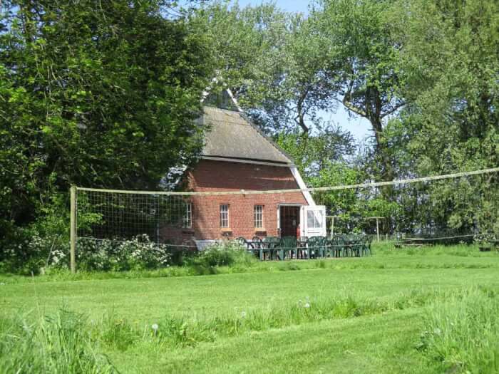 Groepsaccommodatie in Noordpolderzijl (Groningen) voor 20 personen met 6 slaapkamers en 4 badkamers.
